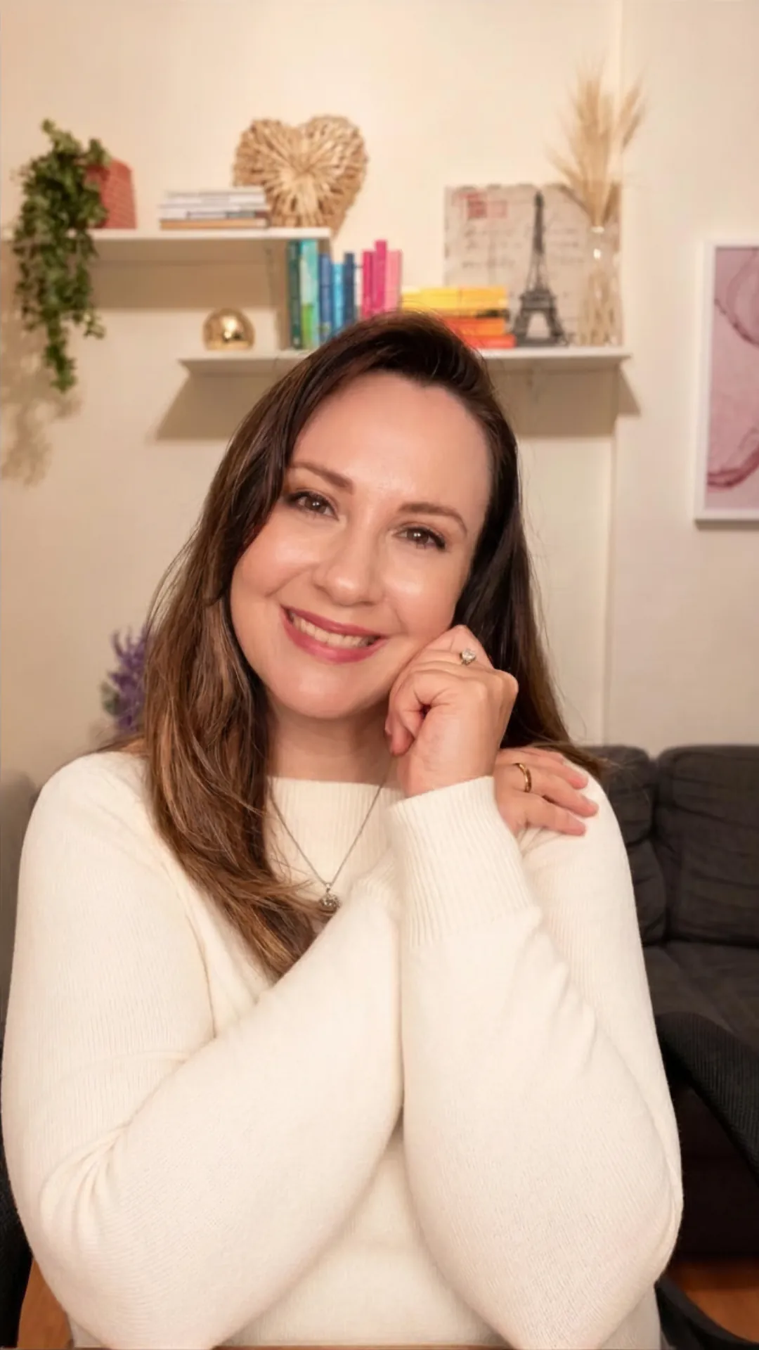 Psicóloga Nicole Augustaitis sorrindo em seu consultório